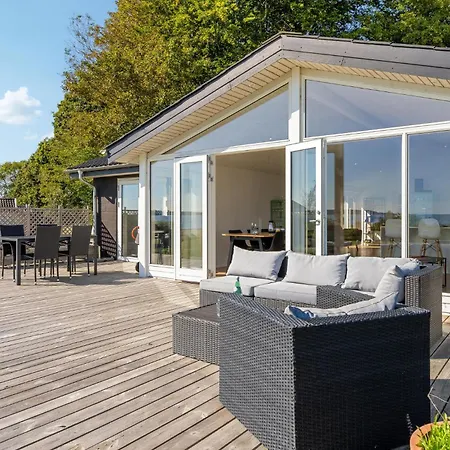 4 Bedroom Beautiful In Haarby 度假居